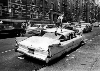 Trẻ em vui chơi ở Bronx, New York, mùa hè 1966