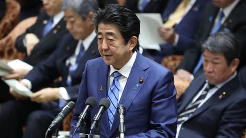Thủ tướng Shinzo Abe phát biểu trước Hạ viện Nhật Bản vào đầu tháng 11 tuyên bố nới lỏng chính sách nhập cư. Ảnh: Nikkei.