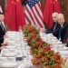 Phái đoàn của Tổng thống Mỹ Trump (phải) và Chủ tịch Trung Quốc Tập Cận Bình trong cuộc gặp bên lề G20 đầu tháng 12