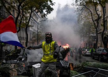 Pháp hủy bỏ chương trình tăng giá nhiên liệu trước làn sóng biểu tình bạo lực