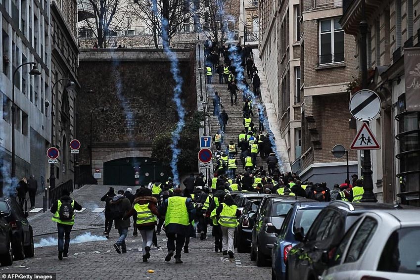 Phe "áo gile vàng" Pháp biểu tình, tháp Eiffel chìm trong khói đen 2