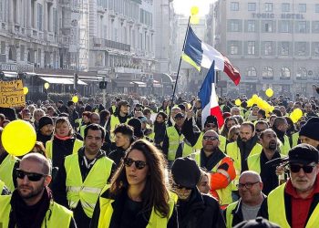 Phe "áo gile vàng" Pháp biểu tình, tháp Eiffel chìm trong khói đen 3