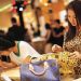 Mua hàng xa xỉ trong cửa hàng hiệu Louis Vuitton tại TP Thượng Hải (Trung Quốc)