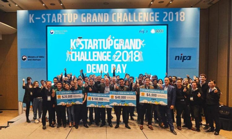 Đội XTayPro (bên trái ngoài cùng) trong lễ trao giải K-Startup Grand Challenge 2018