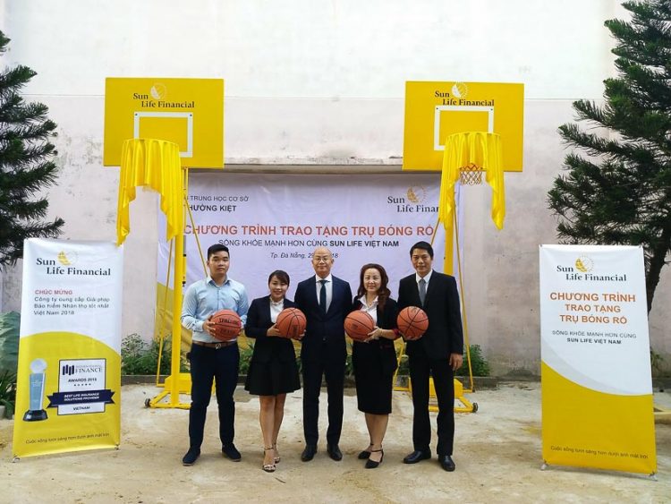 Sun Life Việt Nam phối hợp với các trường học lắp đặt trụ bóng rổ cho học sinh 1