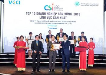 Đại diện Suntory PepsiCo Việt Nam nhận giải thưởng Doanh Nghiệp Phát Triển Bền Vững tại Việt Nam của VCCI