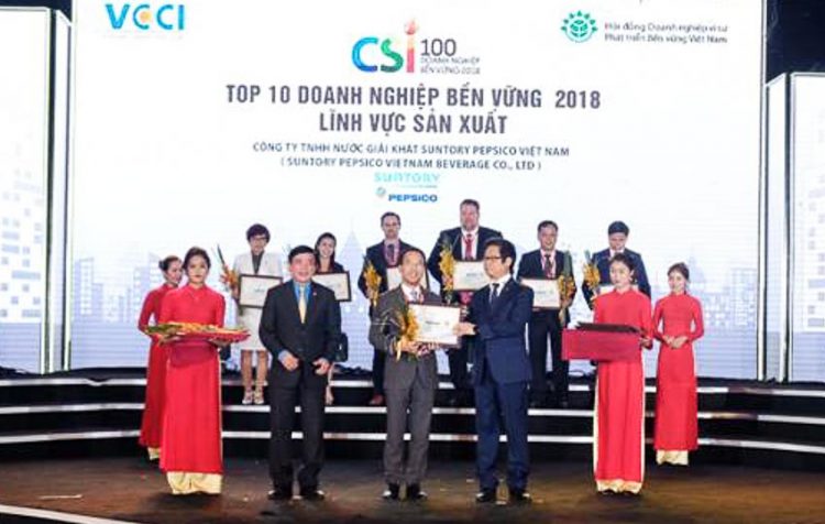 Đại diện Suntory PepsiCo Việt Nam nhận giải thưởng Doanh Nghiệp Phát Triển Bền Vững tại Việt Nam của VCCI