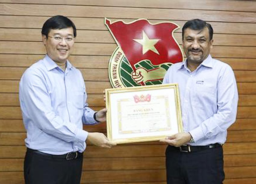 Ông Uday Shankar Sinha – Tổng Giám Đốc đại diện Suntory PepsiCo Việt Nam nhận bằng khen từ Bí Thư Thứ Nhất Trung Ương Đoàn Lê Quốc Phong cho những đóng góp của SPVB vì cộng đồng