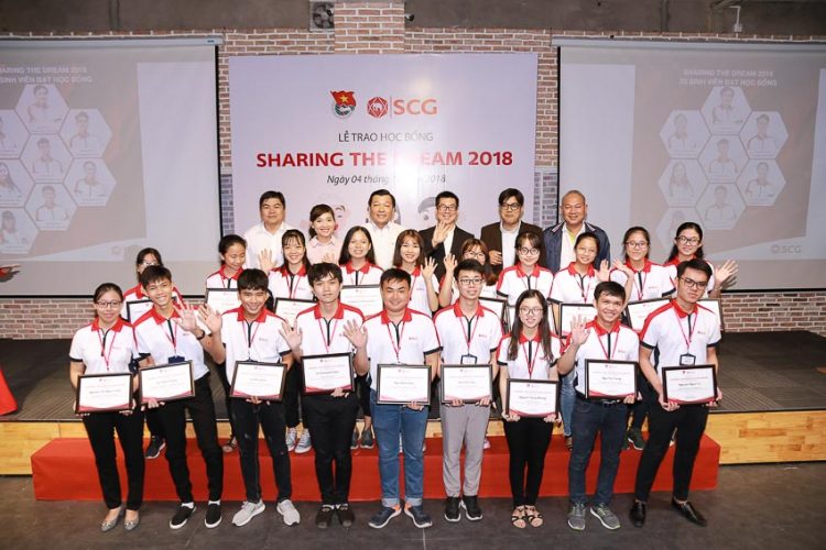 Khoảnh khắc rạng rỡ và hạnh phúc của các bạn sinh viên khi nhận được học bổng