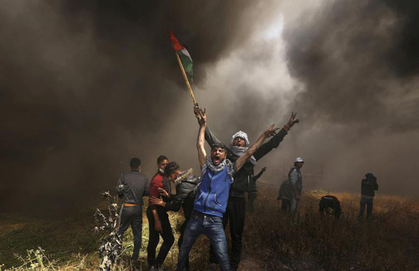 Người biểu tình Palestine đụng độ với binh sĩ Israel trong cuộc biểu tình đòi quyền trở về quê hương tại biên giới phía đông Israel – Gaza ở Gaza City, hôm 6/4.