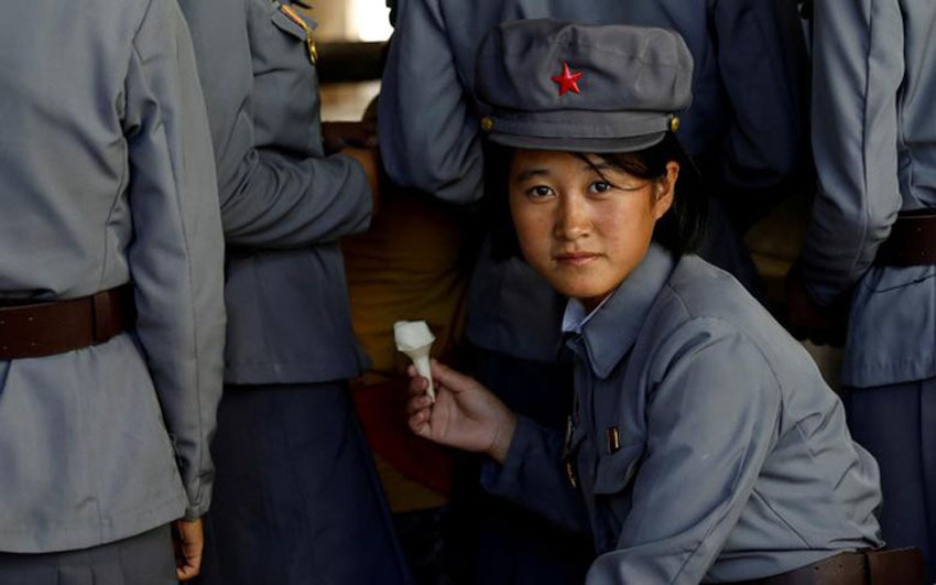 Một binh sĩ ăn kem khi tới thăm sở thú tại Bình Nhưỡng, Triều Tiên, ngày 12/9.