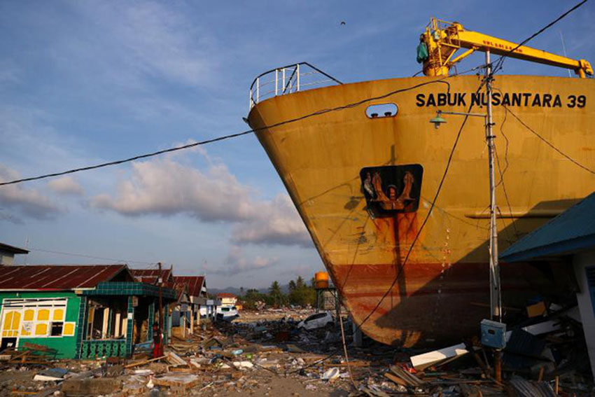 Một con tàu bị mắc cạn sau đợt động đất và sóng thần đổ bộ Wani, Donggala, Trung Sulawesi, Indonesia, hôm 3/10.