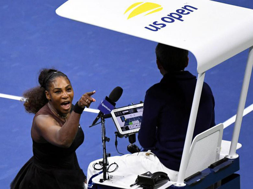 Serena Williams, Mỹ, la hét về phía trọng tài Carlos Ramos trong trận chung kết giải quần vợt mở rộng Mỹ với tay vợt Nhật Bản Naomi Osaka tại New York hôm 8/9.