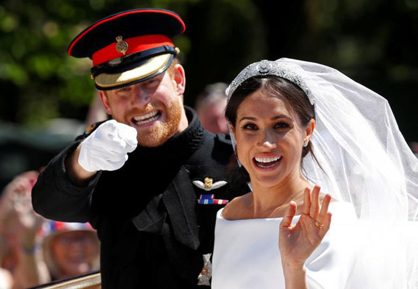 Hoàng tử Anh Harry và vợ Meghan đi xe ngựa sau khi tổ chức hôn lễ tại nhà thờ St George, Lâu đài Windsor, Anh, hôm 19/5.