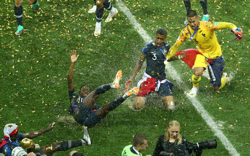 Ba cầu thủ Ousmane Dembele, Presnel Kimpembe và Alphonse Areola của đội tuyển Pháp ăn mừng sau khi đánh bại Croatia, vô địch World Cup, tại sân vận động Luzhniki, ngày 15/7.