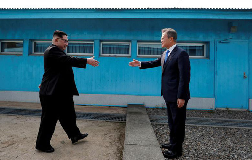 Tổng thống Hàn Quốc Moon Jae-in và nhà lãnh đạo Triều Tiên Kim Jong-un bắt tay tại làng đình chiến Panmunjom trong khu phi quân sự chia tách hai miền hôm 27/4.