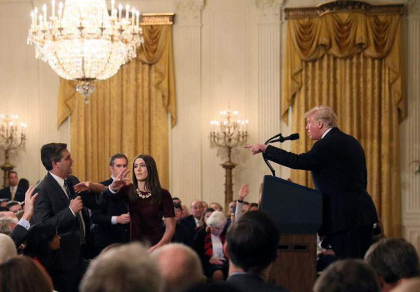 Nhân viên Nhà Trắng lấy micro từ phóng viên CNN Jim Acosta khi ông đang hỏi Tổng thống Donald Trump trong cuộc họp báo sau bầu cử giữa kỳ tại Nhà Trắng hôm 7/11.
