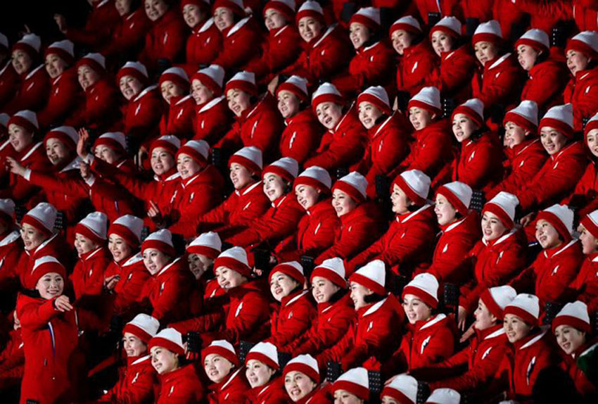 Cổ động viên từ Triều Tiên chờ lễ khai mạc Olympic Pyeongchang 2018 tại Hàn Quốc.