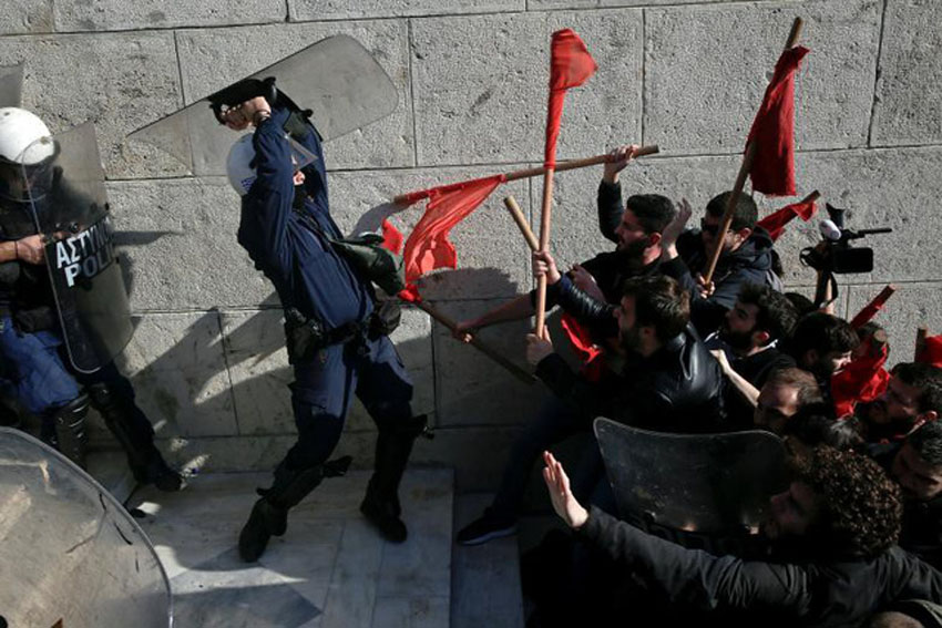 Người biểu tình phản đối kế hoạch cải tổ của chính phủ Hy Lạp đụng độ với cảnh sát bên ngoài tòa nhà quốc hội ở Athens, Hy Lạp, hôm 12/1.