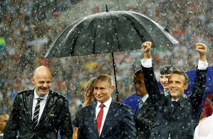 Chủ tịch FIFA Gianni Infantino, Tổng thống Nga Vladimir Putin và Tổng thống Pháp Emmanuel Macron trao cúp World Cup cho đội tuyển Pháp hôm 15/7.