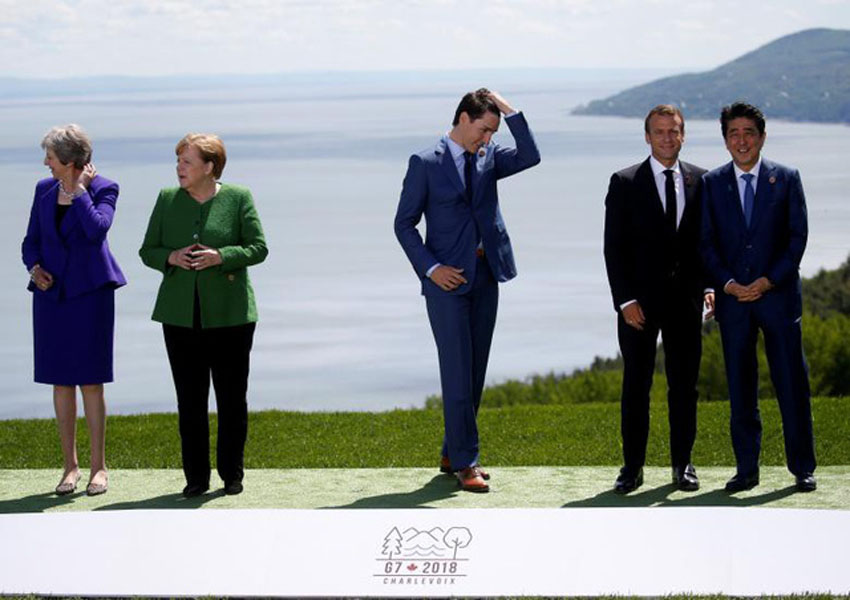 Thủ tướng Anh Theresa May, Thủ tướng Đức Angela Merkel, Thủ tướng Canada Justin Trudeau, Tổng thống Pháp Emmanuel Macron và Thủ tướng Nhật Bản Shinzo Abe chờ Tổng thống Mỹ Donald Trump lên chụp ảnh chung cùng họ tại hội nghị thượng đỉnh G7 ở Quebec, Canada, hôm 8/6.