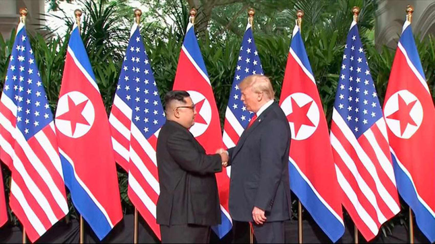 Tổng thống Mỹ Donald Trump bắt tay nhà lãnh đạo Triều Tiên Kim Jong-un trong cuộc gặp thượng đỉnh hôm 11/6 tại Singapore.