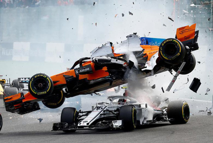 Vụ va chạm giữa xe của Fernando Alonso, đội McLaren, và xe của Charles Leclerc, đội Sauber, trong giải F1 Belgian Grand Prix, hôm 26/8.