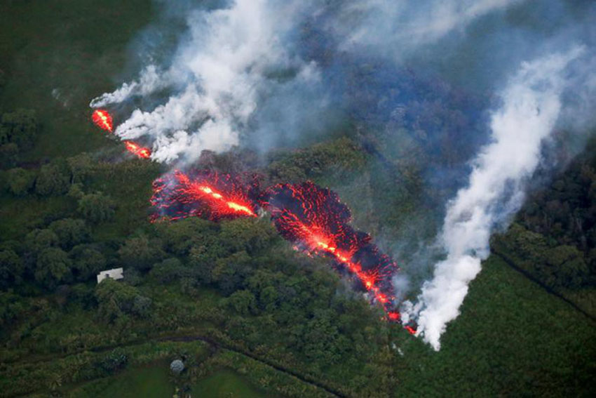Dung nham trào ra từ vết nứt phía đông ở khu Leilani Estates hôm 18/5, khi núi lửa Kilauea, Hawaii, hoạt động trở lại.