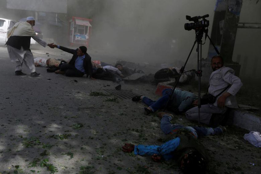 Các nhà báo Afghanistan sau vụ nổ thứ hai tại Kabul, Afghanistan, hôm 30/4. Vụ nổ làm 9 nhà báo, phóng viên ảnh và quay phim đang đưa tin về vụ tấn công, thiệt mạng.