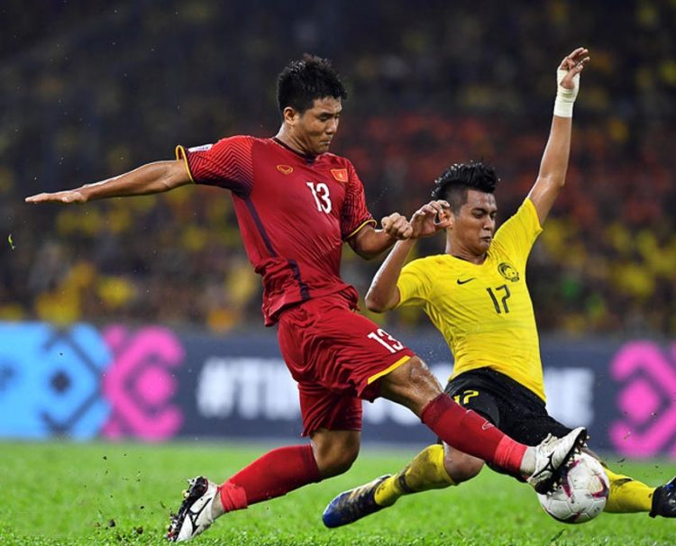 Hà Đức Chinh và một cầu thủ của Malaysia