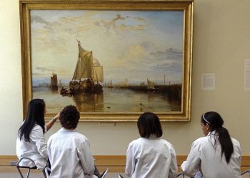Sinh viên Y khoa Đại học Yale xem tranh của J.M.W. Turner (1775-1851) tại Trung tâm mỹ thuật Anh ở New Haven