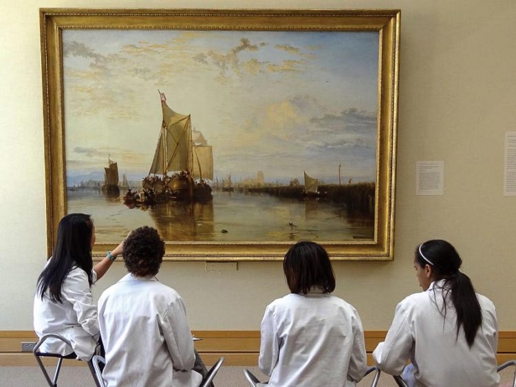 Sinh viên Y khoa Đại học Yale xem tranh của J.M.W. Turner (1775-1851) tại Trung tâm mỹ thuật Anh ở New Haven