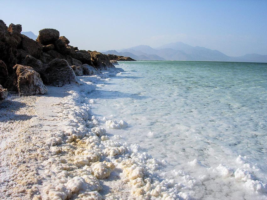 Hồ nước mặn Assal, nơi cung cấp muối cho cả vùng Đông Bắc Phi