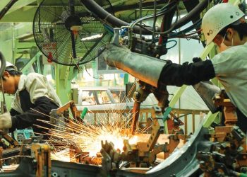 Tại một doanh nghiệp sản xuất, lắp ráp ôtô ở VN.