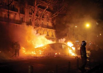 Biểu tình bạo động tại Paris phản đối thuế xăng dầu 1