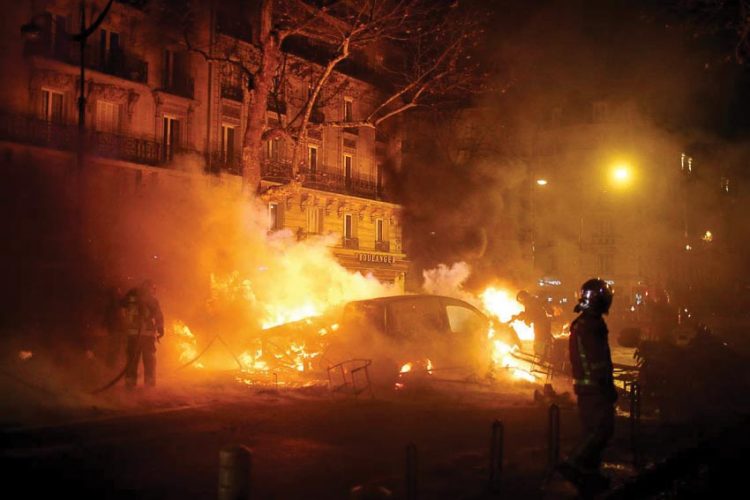 Biểu tình bạo động tại Paris phản đối thuế xăng dầu 1