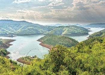 Thưởng ngoạn “vịnh Hạ Long của Tây Nguyên”