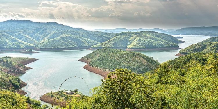 Thưởng ngoạn “vịnh Hạ Long của Tây Nguyên”