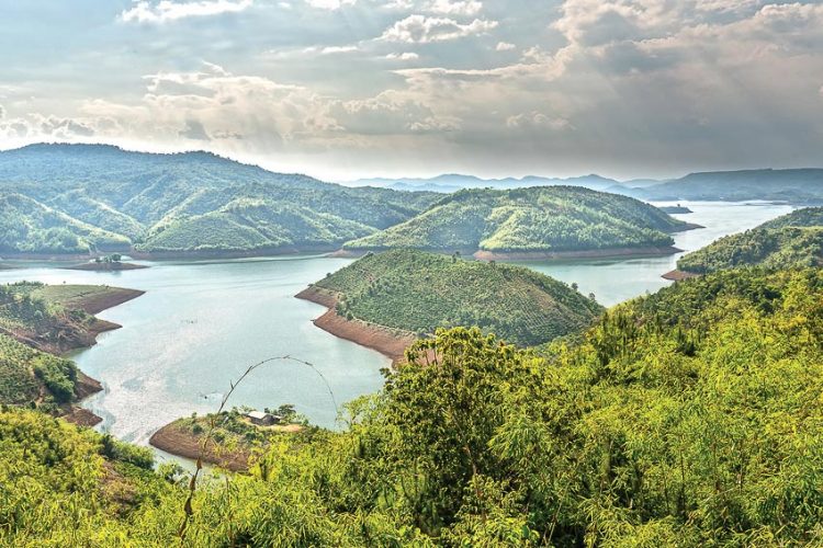 Thưởng ngoạn “vịnh Hạ Long của Tây Nguyên”