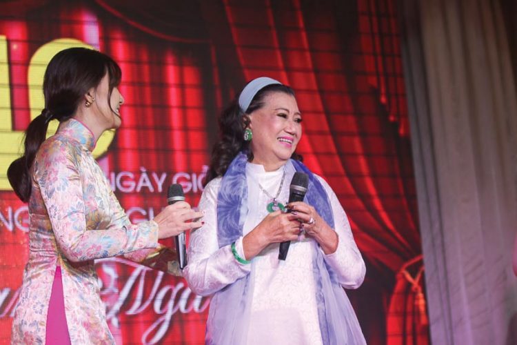 NSND Kim Cương phát biểu trong buổi tưởng niệm