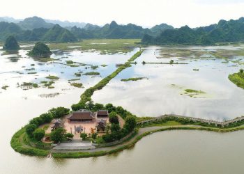 Chùa Tam Chúc nhìn từ trên cao