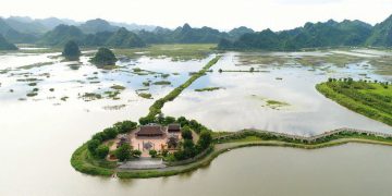 Chùa Tam Chúc nhìn từ trên cao