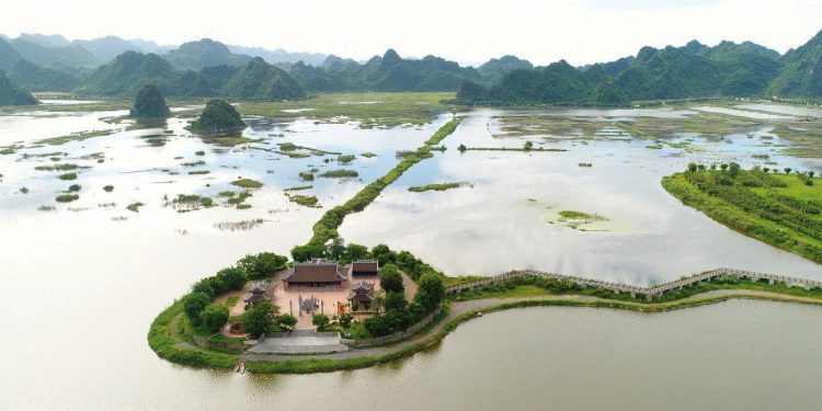 Chùa Tam Chúc nhìn từ trên cao