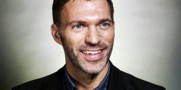 Travis Knight 2