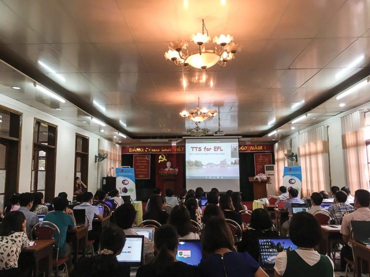 TS Vũ Thị Lan trong đợt tấp huấn cho giáo viên TA tỉnh Lào Cai