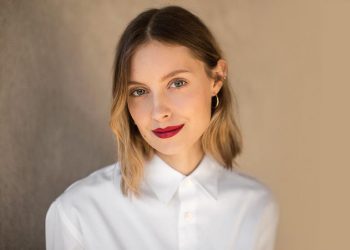 Komarovski, chuyên viên trang điểm của Chanel, Mỹ