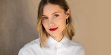 Komarovski, chuyên viên trang điểm của Chanel, Mỹ