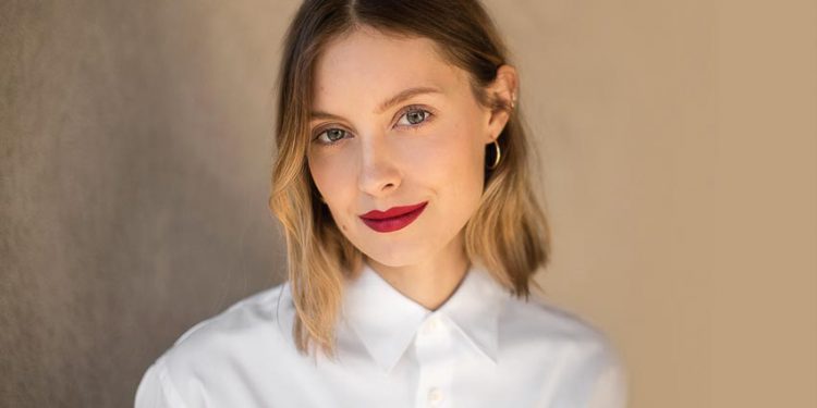 Komarovski, chuyên viên trang điểm của Chanel, Mỹ