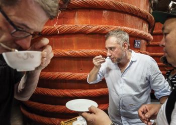 Các đầu bếp nổi tiếng đang thử vị nước mắm Red Boat