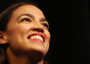 Nữ phục vụ bàn khuấy đảo chính trường Mỹ với chiến lược mạng xã hội khôn ngoan